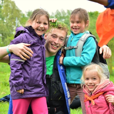 Een leider omringd door gelukkige leden