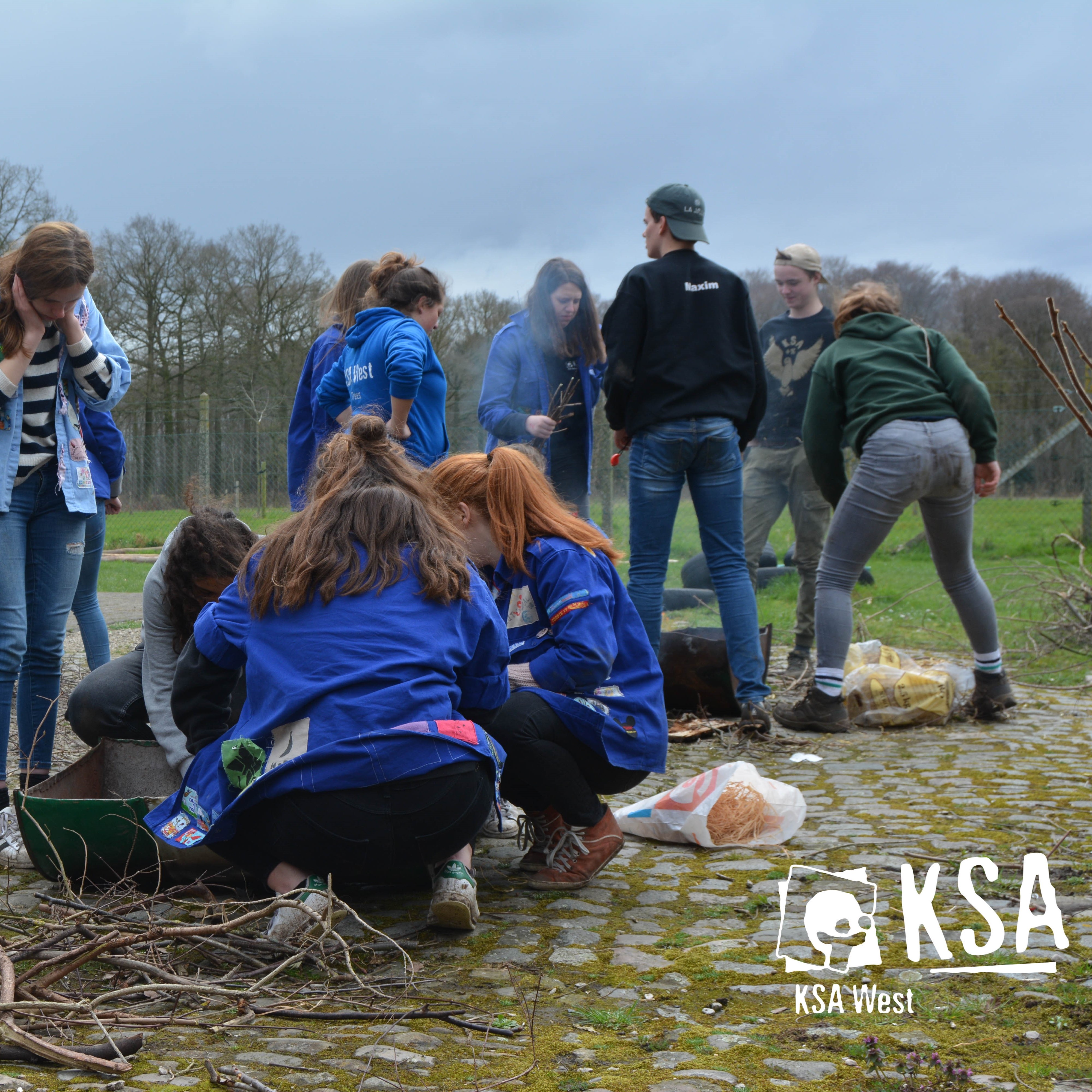 Cursisten leren vuur maken tijdens de sessie Openluchtleven