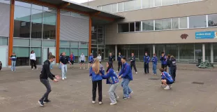 Gebouw met spelende KSA'ers