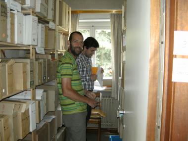 Twee vrijwilligers van een archiefwerkgroep aan het werk. 