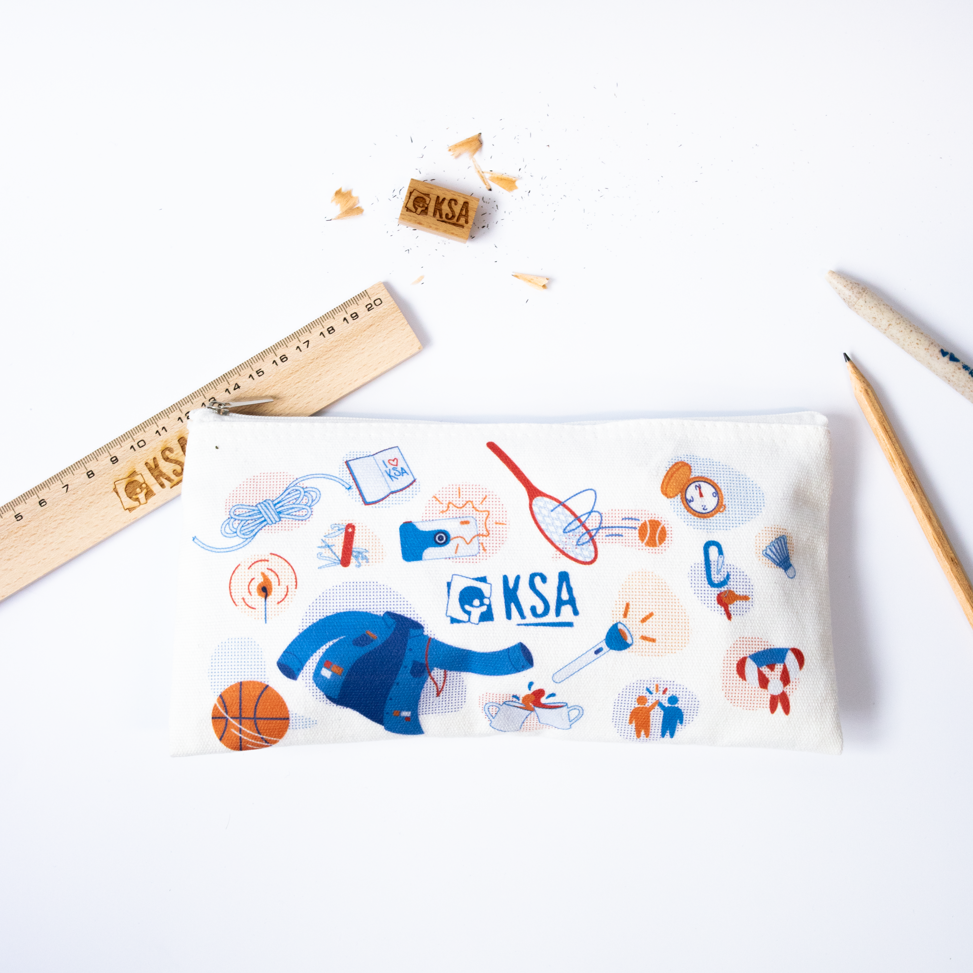 KSA-etui met spullen errond