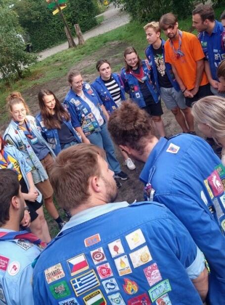 Foto van groep KSA'ers tijdens een vorming