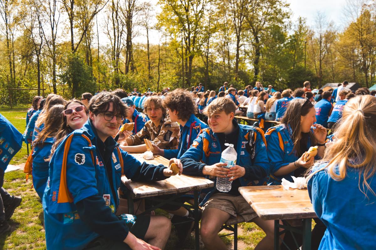 leiding aan een lange tafel