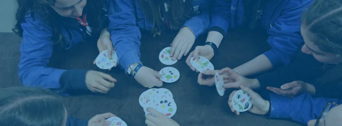 cursisten spelen een kaartspel