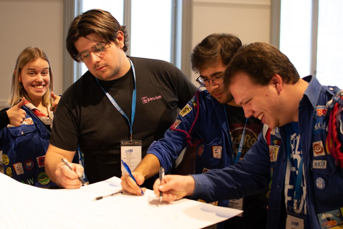 4 KSA'ers die een formulier ondertekenen