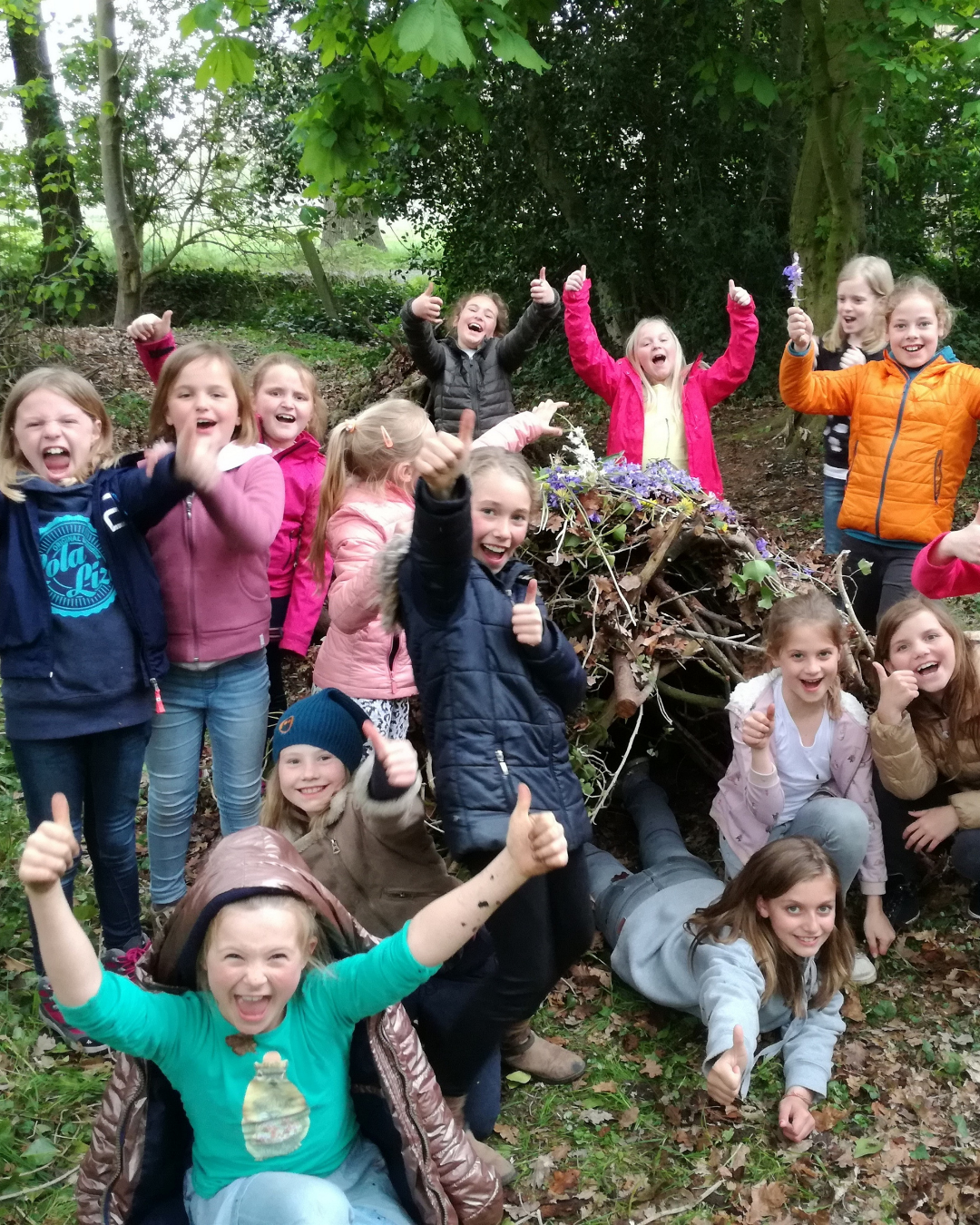 Een groepje spelende kinderen in het bos.