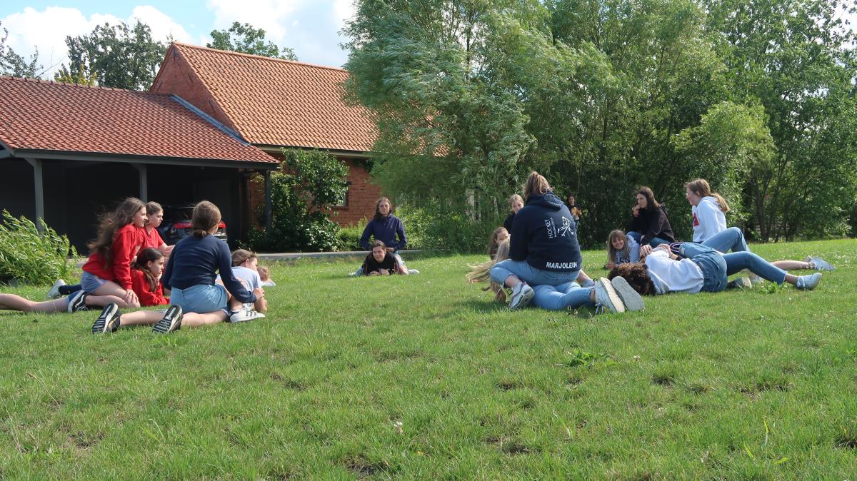 Een groep KSA'ers die een spel spelen
