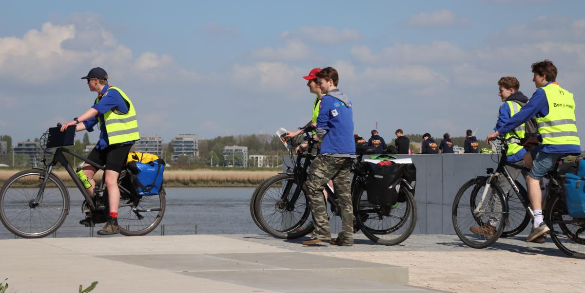 Fietsende KSA'ers aan een kaai