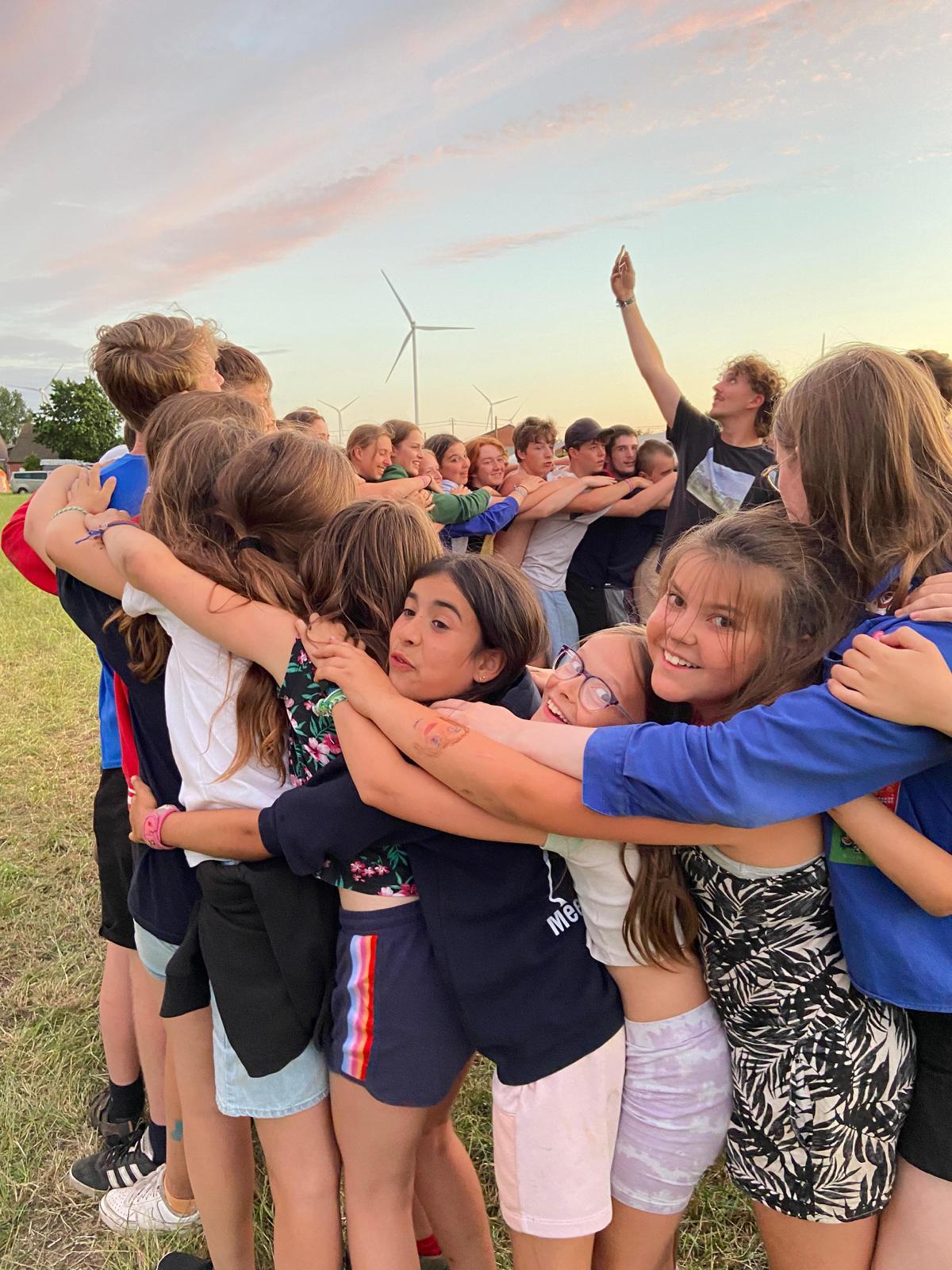 Groep kinderen tijdens een K-moment op kamp