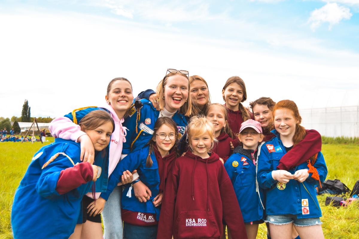 Een groep KSA'ers met hun leiding. 
