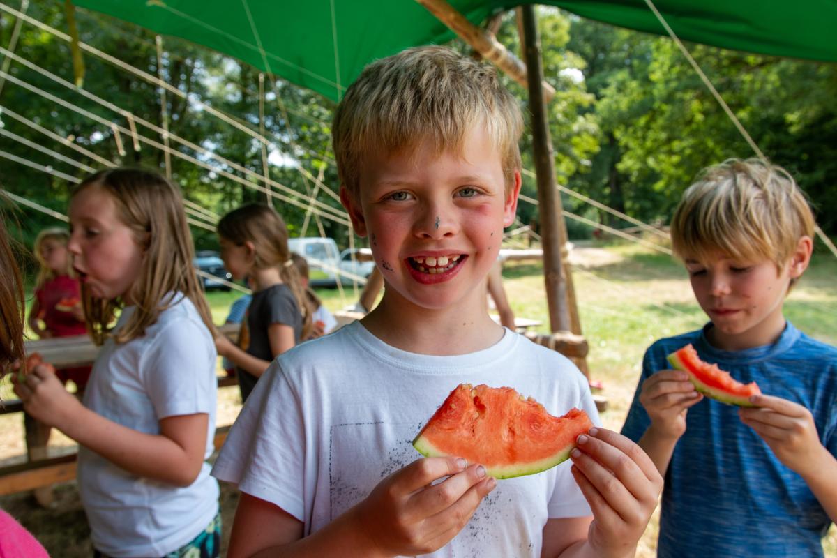 Kindje met watermeloen