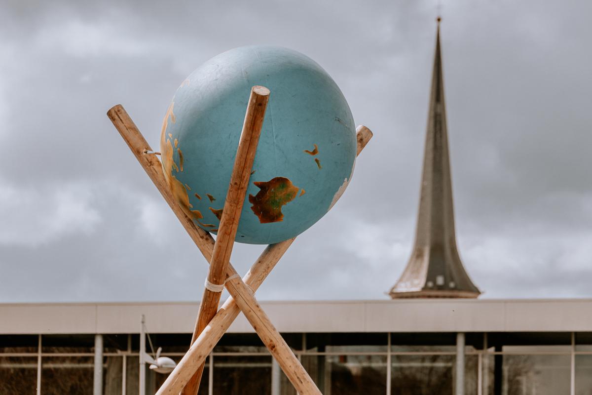 wereldbol op driepikkel