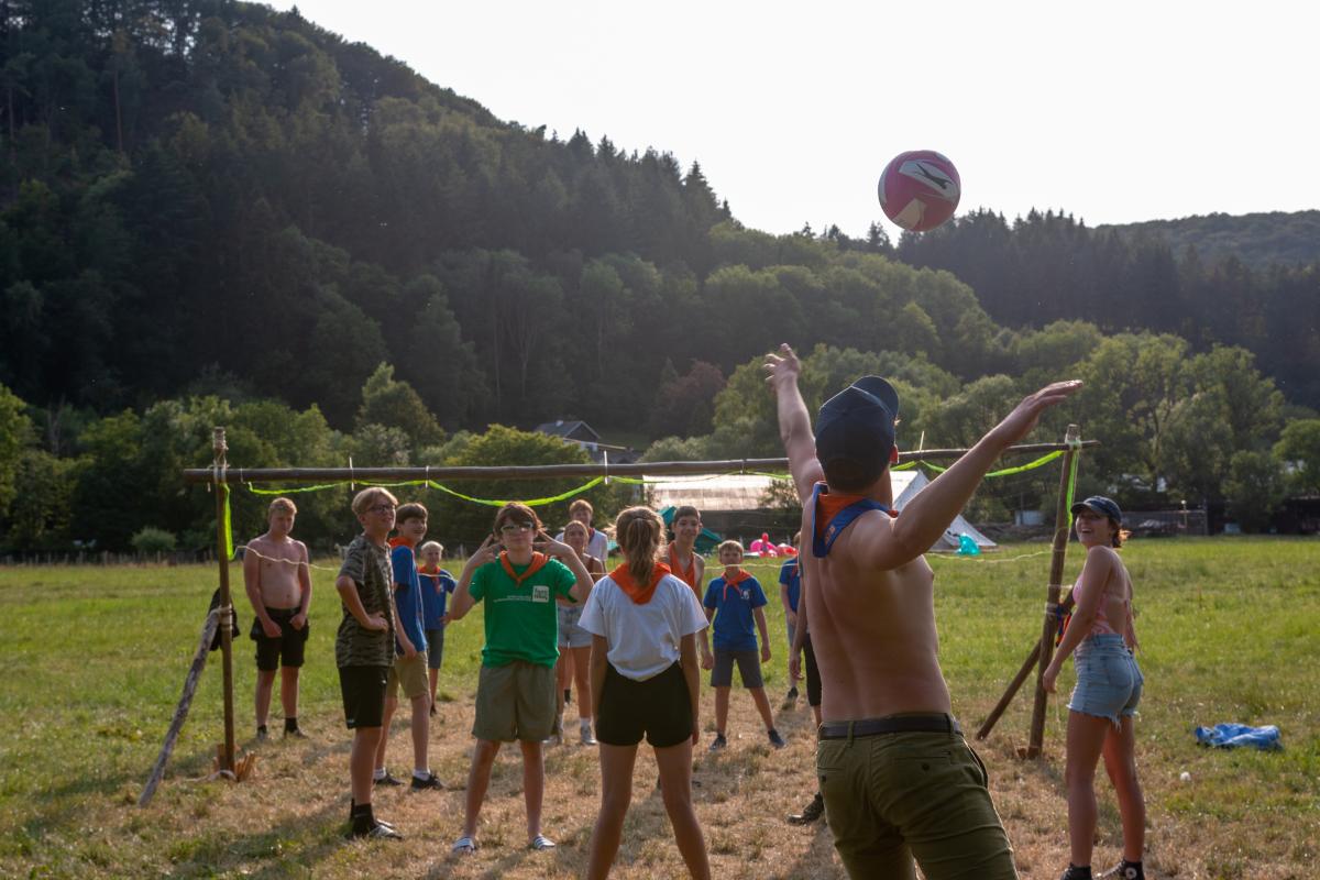 Volleybal op kamp