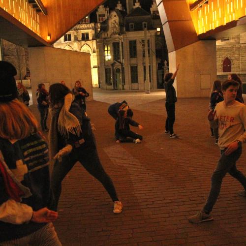 spelende KSA'ers onder de stadshal in Gent