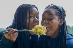 kinderen die samen eten