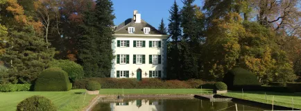 Foto van wit kasteel aan vijver