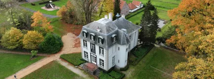 Een wit kasteel in een groene omgeving