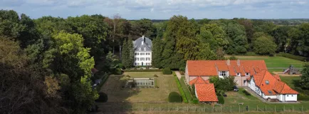 Een luchtfoto van het kasteel en landhuis van Domein Hoogveld.