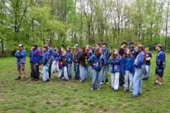 Een groep KSA'ers met allemaal een KSA-hemd aan. 