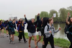 Groep KSA'ers op tocht