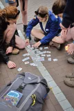 Leiding die kijkt naar kaartjes