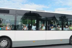 Groep leden in een bus