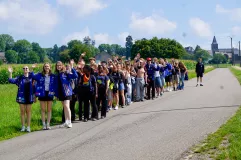 groep KSA'ers aan het wandelen